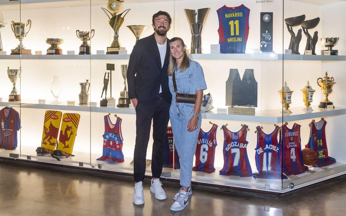 El pívot turco conoció un poco la historia y los éxitos de la sección en el Museu del Barça