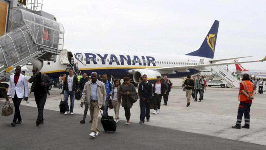 Pasajeros de un vuelo Londres-Alicante de Ryanair se dirigen a la terminal en una de las pruebas desarrolladas el pasado mayo.