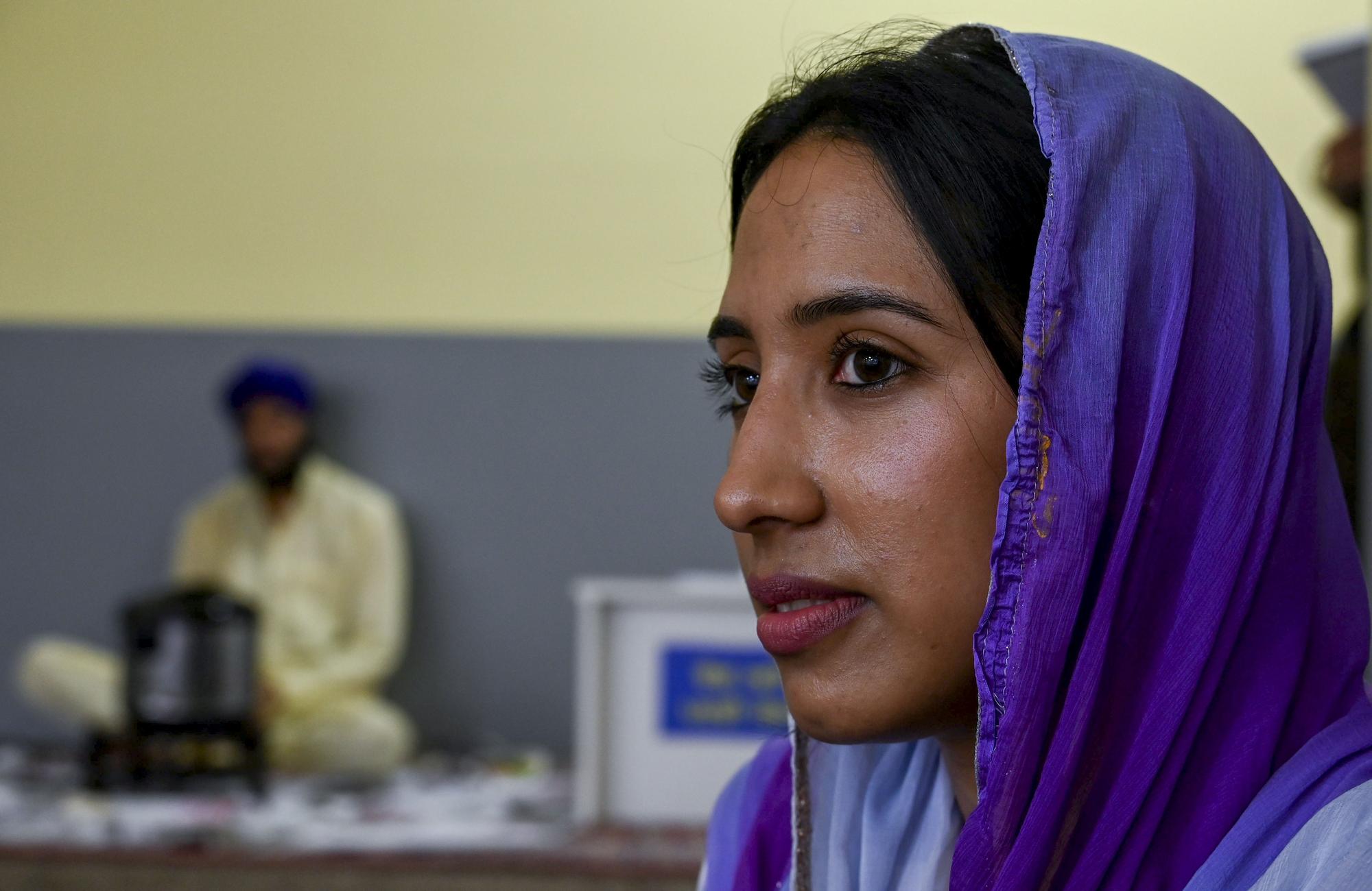 Manu Kaur, joven de familia india singh que vive en Badalona, rezando en el templo singh en Badalona.