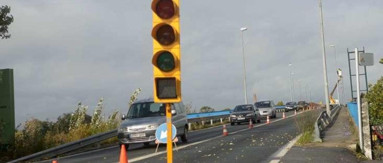 Trabajos de sustitución del alumbrado en el puente. // Noé Parga