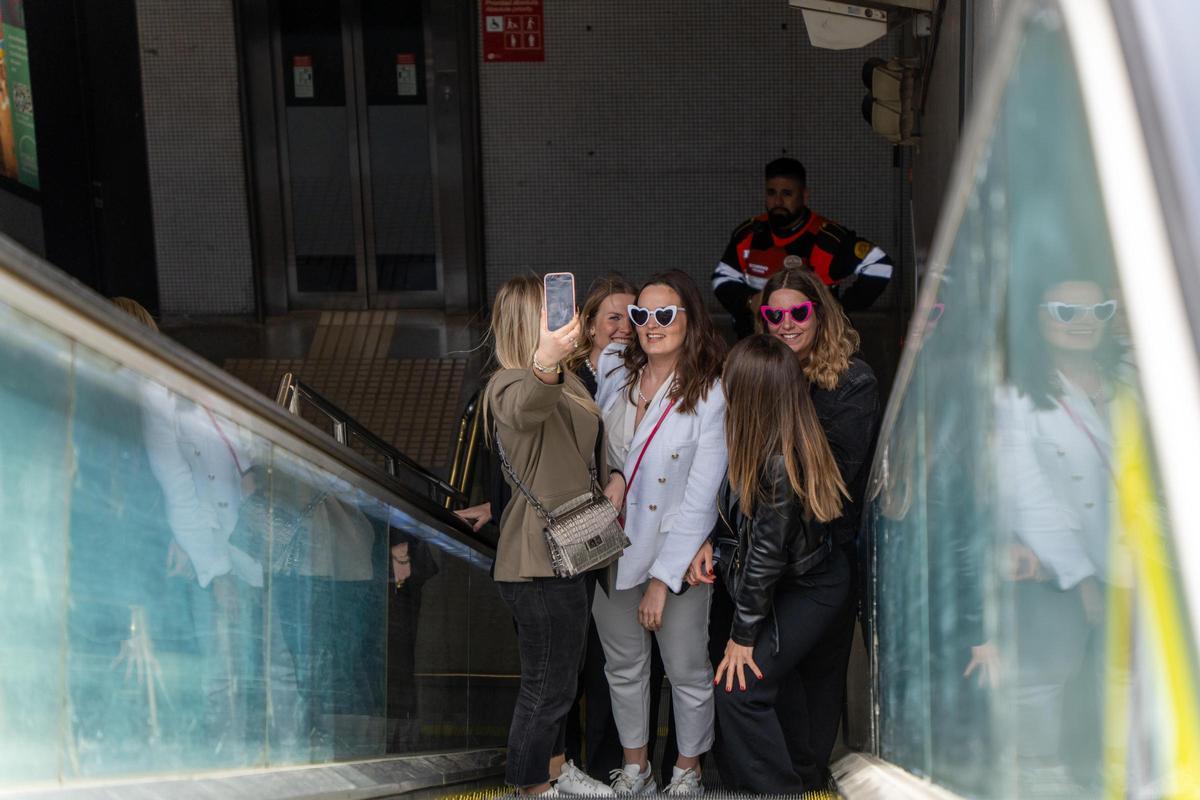 Las escaleras mecánicas de salida de la estación de metro Sagrada Familia de Barcelona se han hecho virales, hasta el punto de que la autoridad de transportes barcelonesa ha tenido que colocar carteles advirt