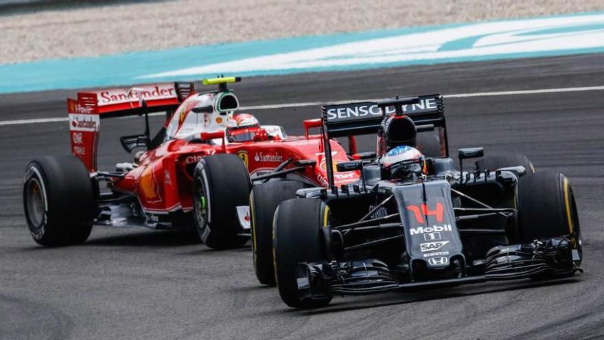 Fernando Alonso, con su McLaren-Honda, por delante del Ferrari de Sebastian Vettel en Sepang.