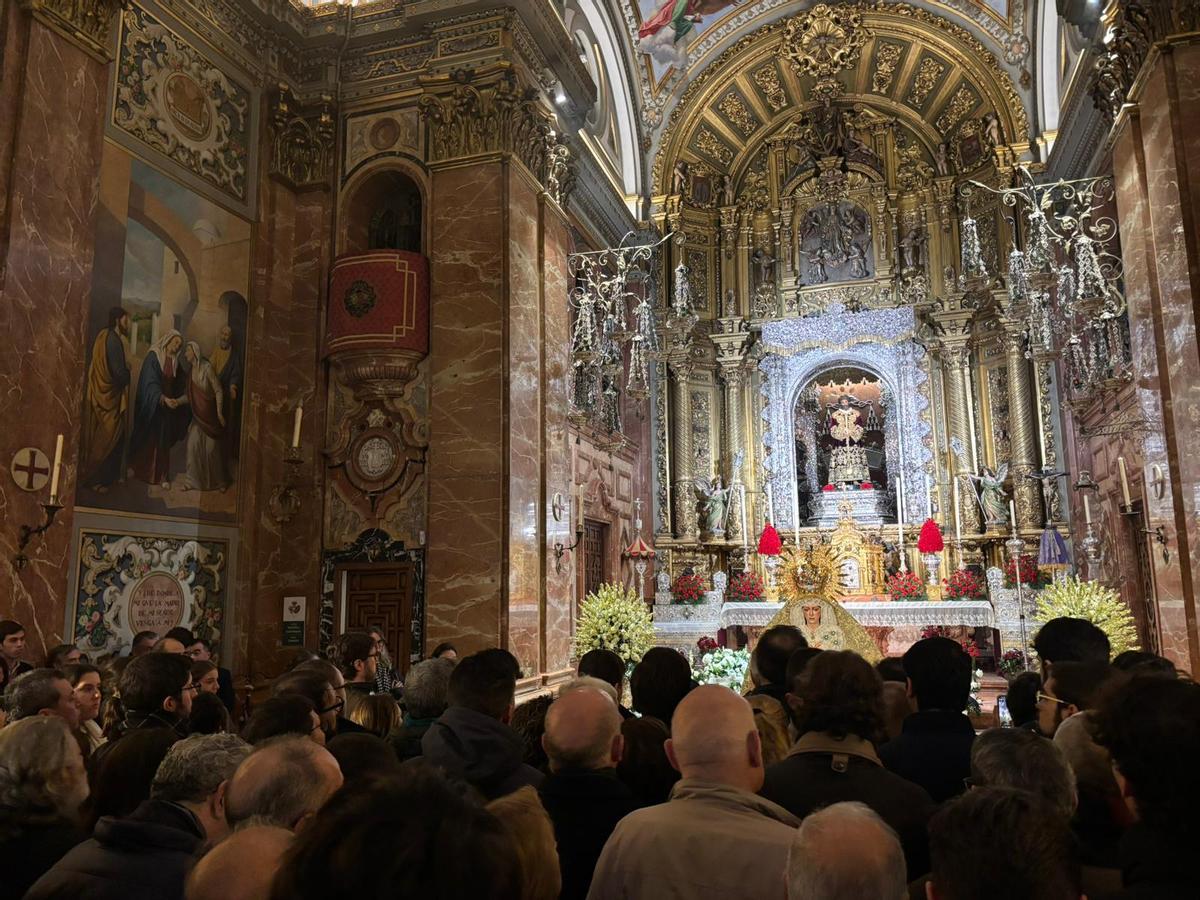 Ambiente en el interior de la Basílica de la Macarena durante las primeras horas de su regreso al culto