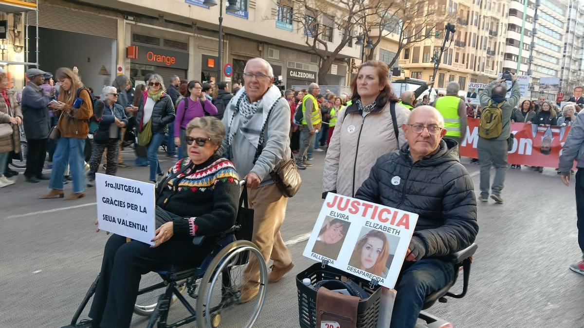 Familiares de las víctimas del 29-O en la manifestación contra Mazón.