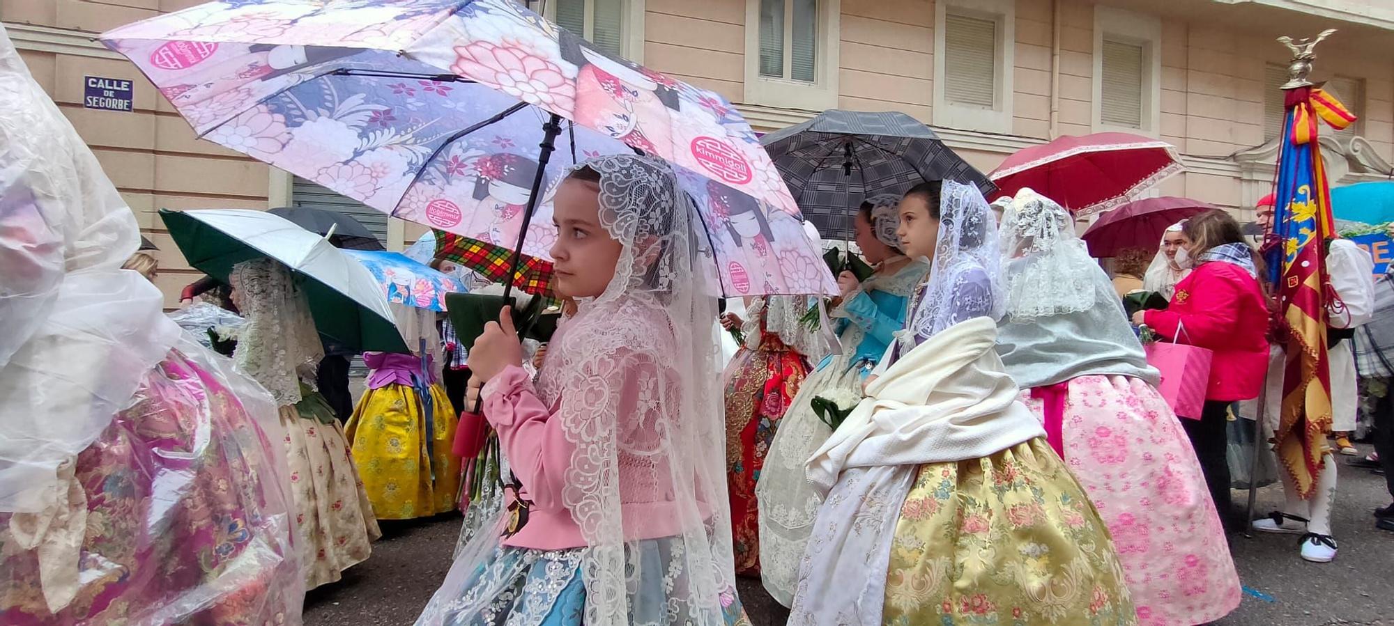 Desfile de chubasqueros y paraguas antes la Mare de Déu