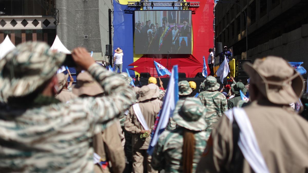 Integrantes de las milicias bolivarianas siguen la transmisión de la investidura de Nicolás Maduro como presidente de Venezuela.