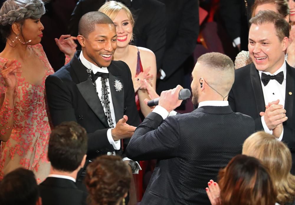 Justin Timberlake se encuentra con su compañero de profesión Pharrel Williams en plena actuación.
