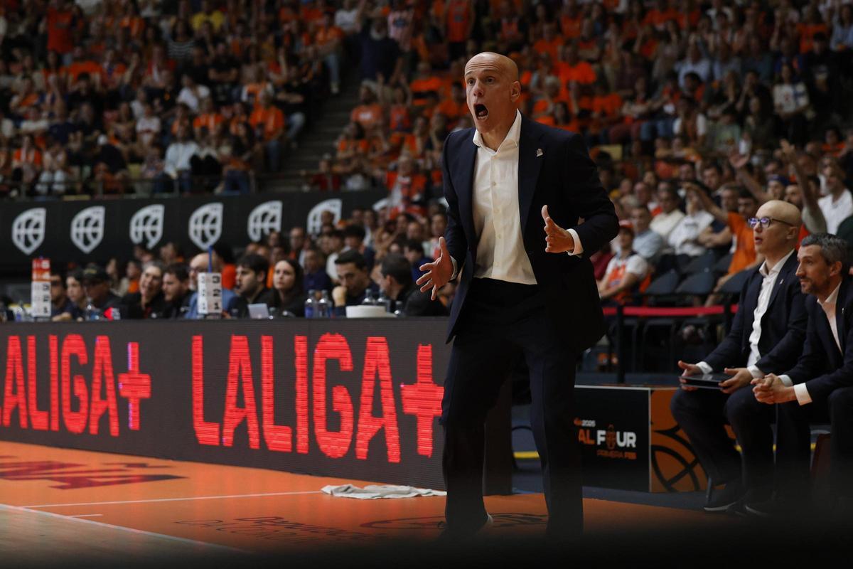 El Estudiantes-Alimerka Oviedo Baloncesto, en imágenes