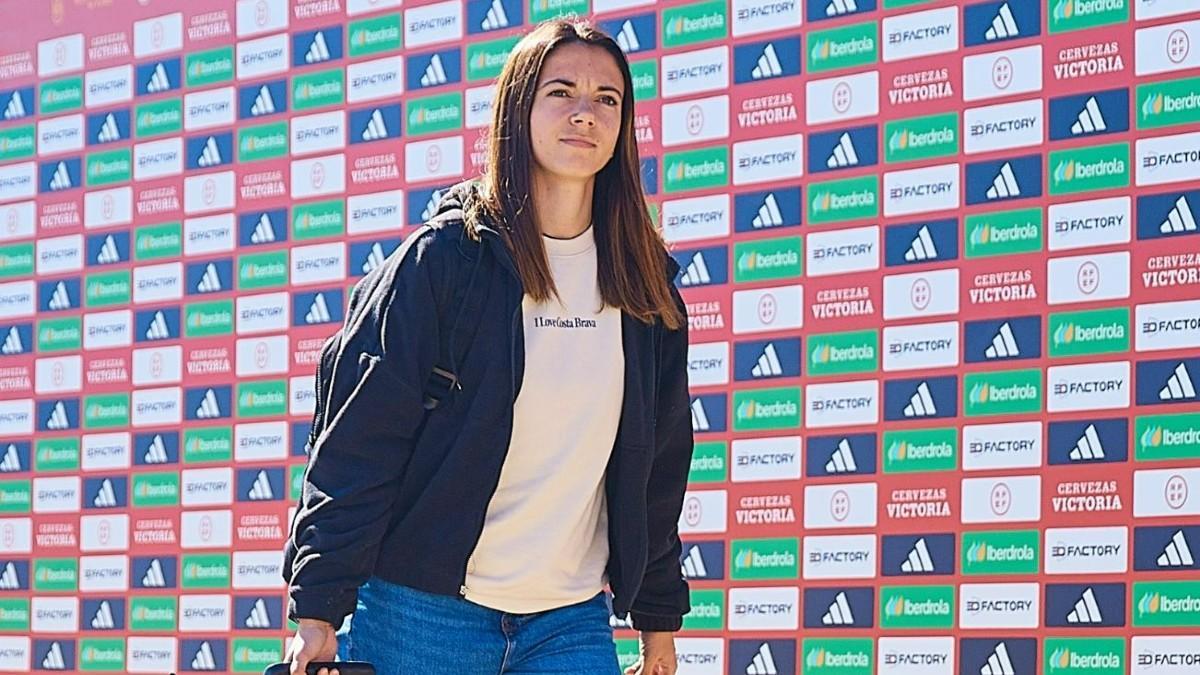 Aitana Bonmatí en su llegada a la concentración de la selección española para la 'Final Four' de la Nations League