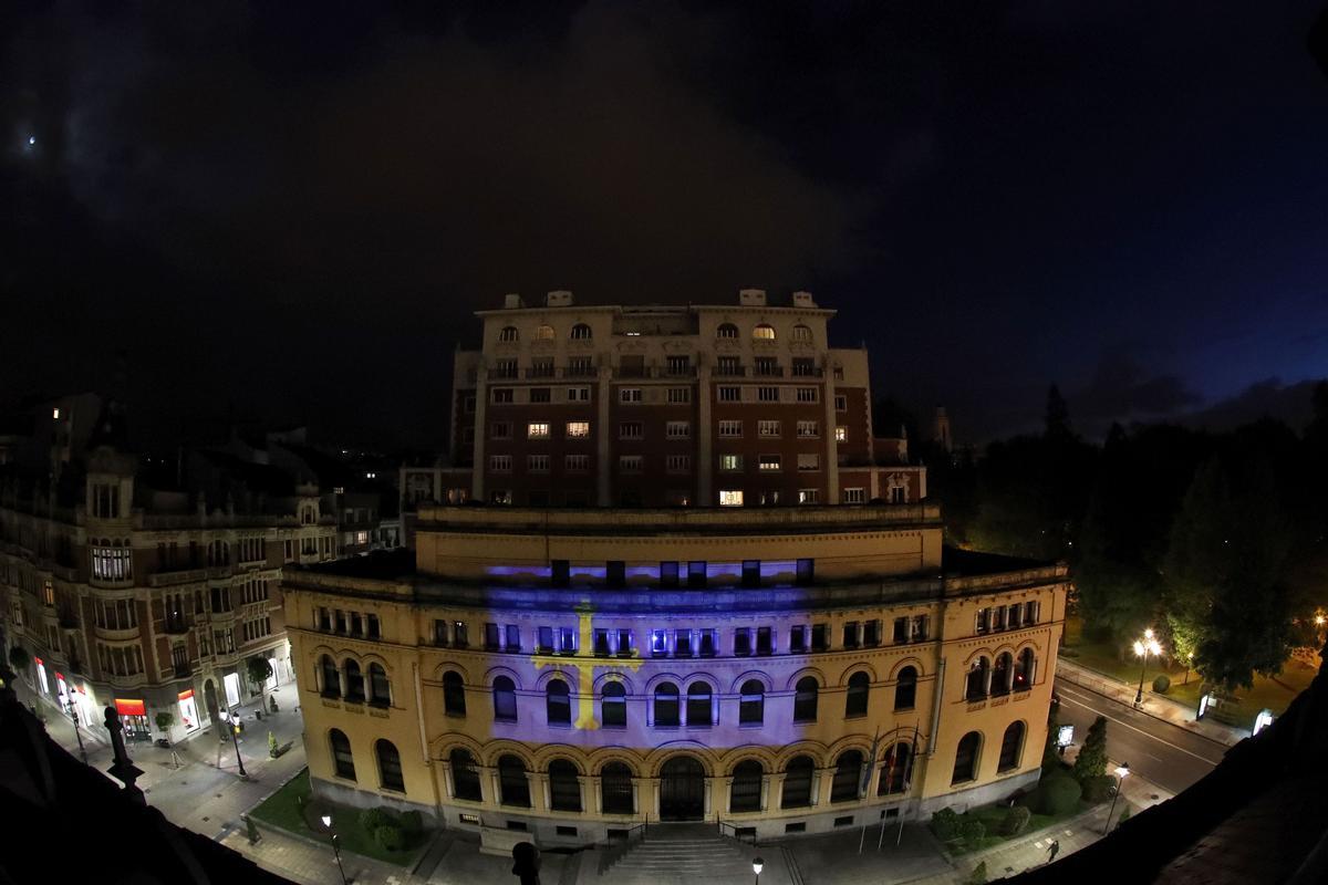 Bandera de Asturias proyectada sobre la fachada de la Presidencia del Gobierno del Principado, con motivo de la conmemoración del 25 de mayo de 1808.