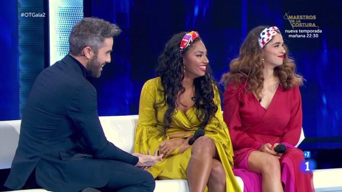 Roberto Leal, Nía y Anajú mirando al público de 'OT 2020' tras escuchar un '¡Estefaníaaa!'