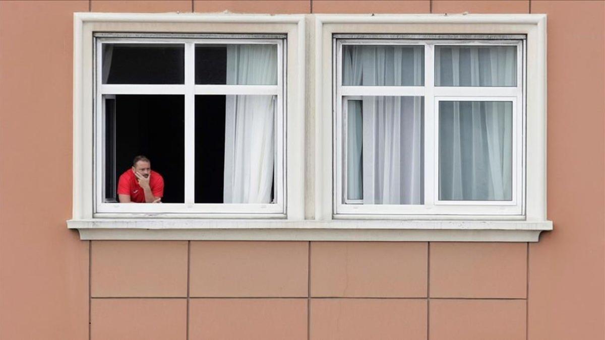 Uno de los miembros del Fuenlabrada se asoma por una ventana del hotel