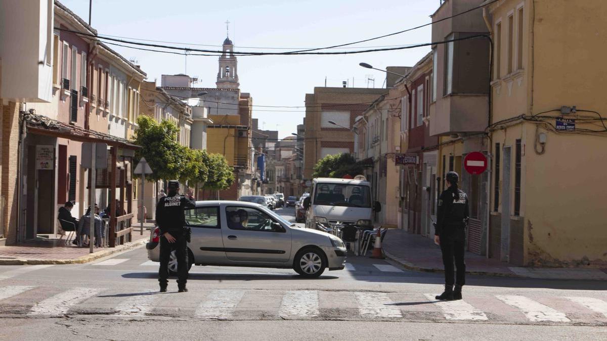 Dos agentes de la Policía Local, uno de los municipios adheridos al servicio mancomunado, en una imagen de archivo.