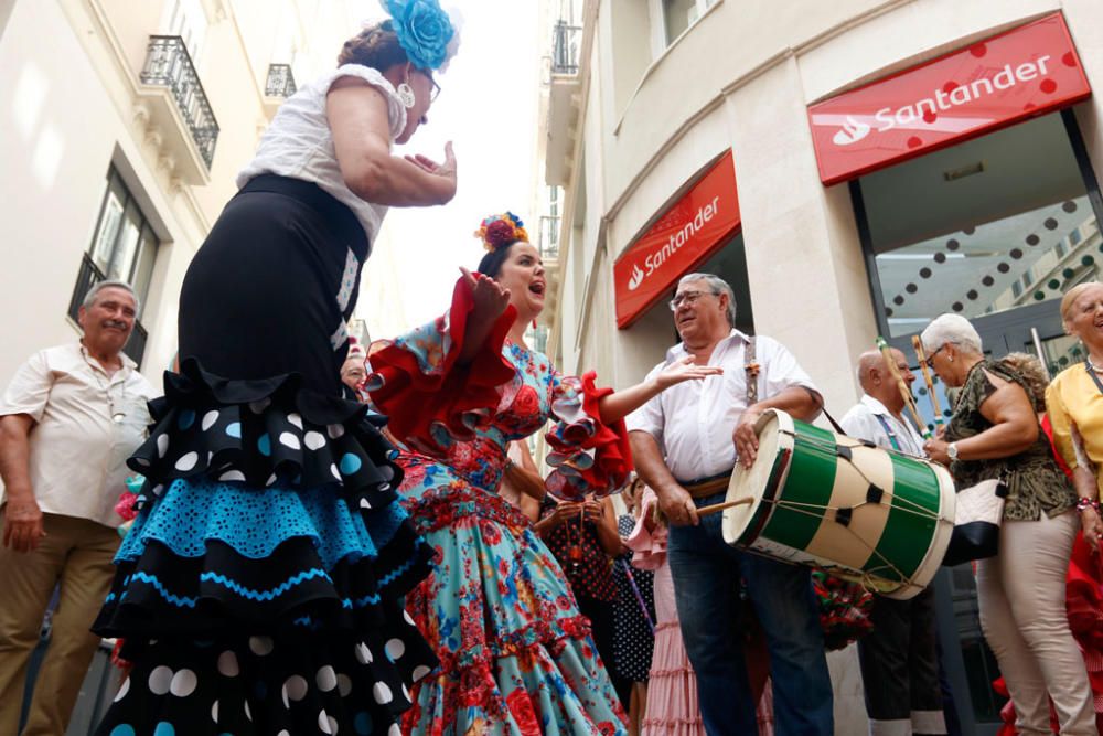 La Feria de Málaga cumple una semana de fiesta. Este miércoles, a pesar de los cielos encapotados y la sensación de bochorno, miles de personas se divierten por las calle del Centro Histórico de Málaga, en un ambiente quizá algo más desahogado de gente que otros días