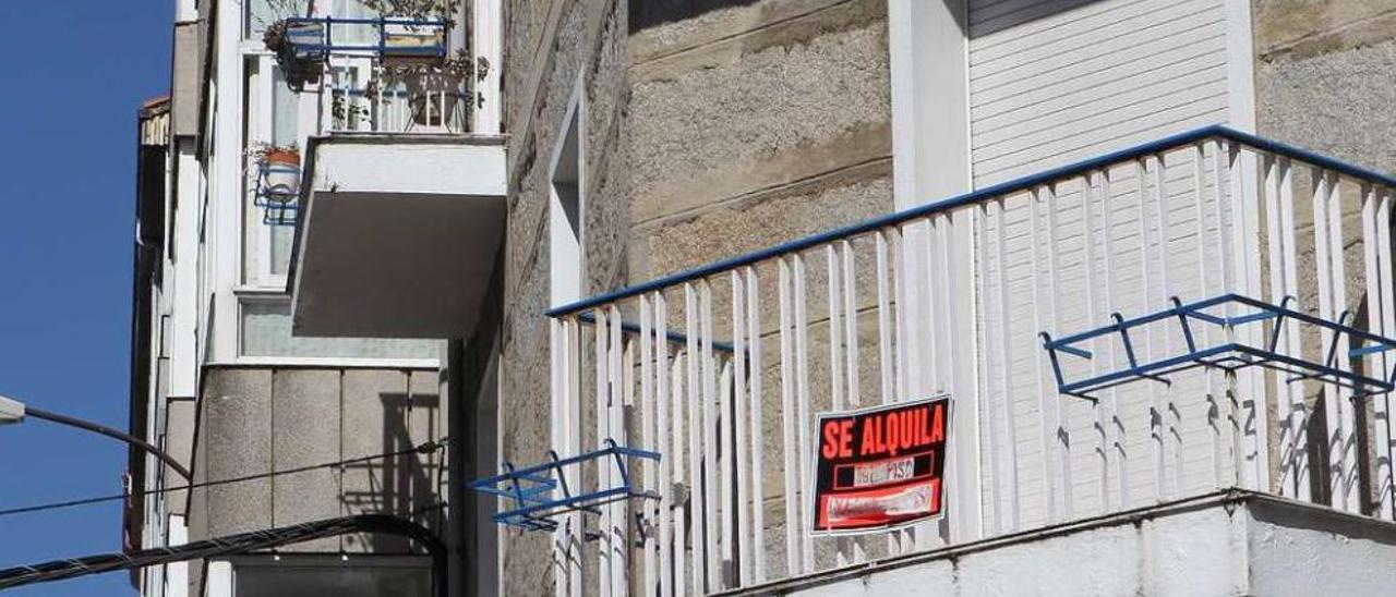 Anuncio de un piso en alquiler en el casco urbano de Ourense. // Jesús Regal