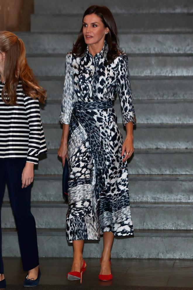 La reina Letizia con vestido de estampado animal y zapatos rojos en el aniversario de la Fundación Princesa de Girona