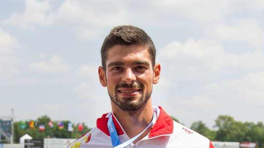 Roi Rodríguez, con una de las medallas de la Copa del Mundo. // FDV