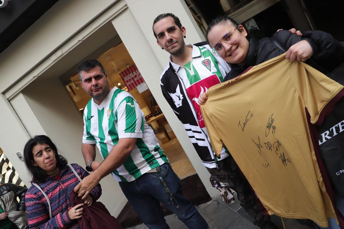 La firma de autógrafos de Iker Álvarez y Mikel Goti, en imágenes