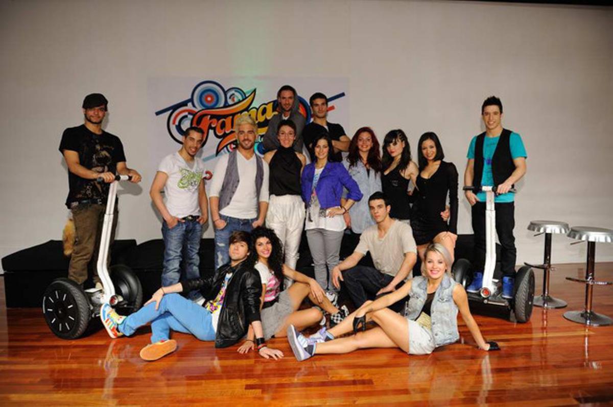 La guanyadora de la primera edició, Vicky; Hugo i Mery, dos dels ballarins més estimats de ’Fama’. La parella vencedora de ’Fama 2’, Raquel i Ginés, amb els seus companys d’edició Ariadna, Karen i Nito. Els alumnes de ’Fama 3’, Yaima, Wiki, Albert, Lourdes, Elihú i Keko, formen part del cos de ball de la Gira oficial.