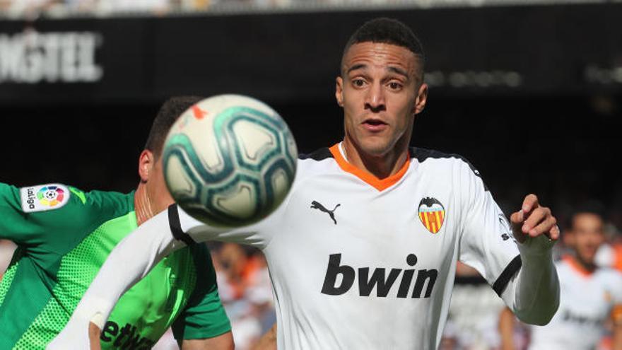 Rodrigo explica su gesto a la grada de Mestalla