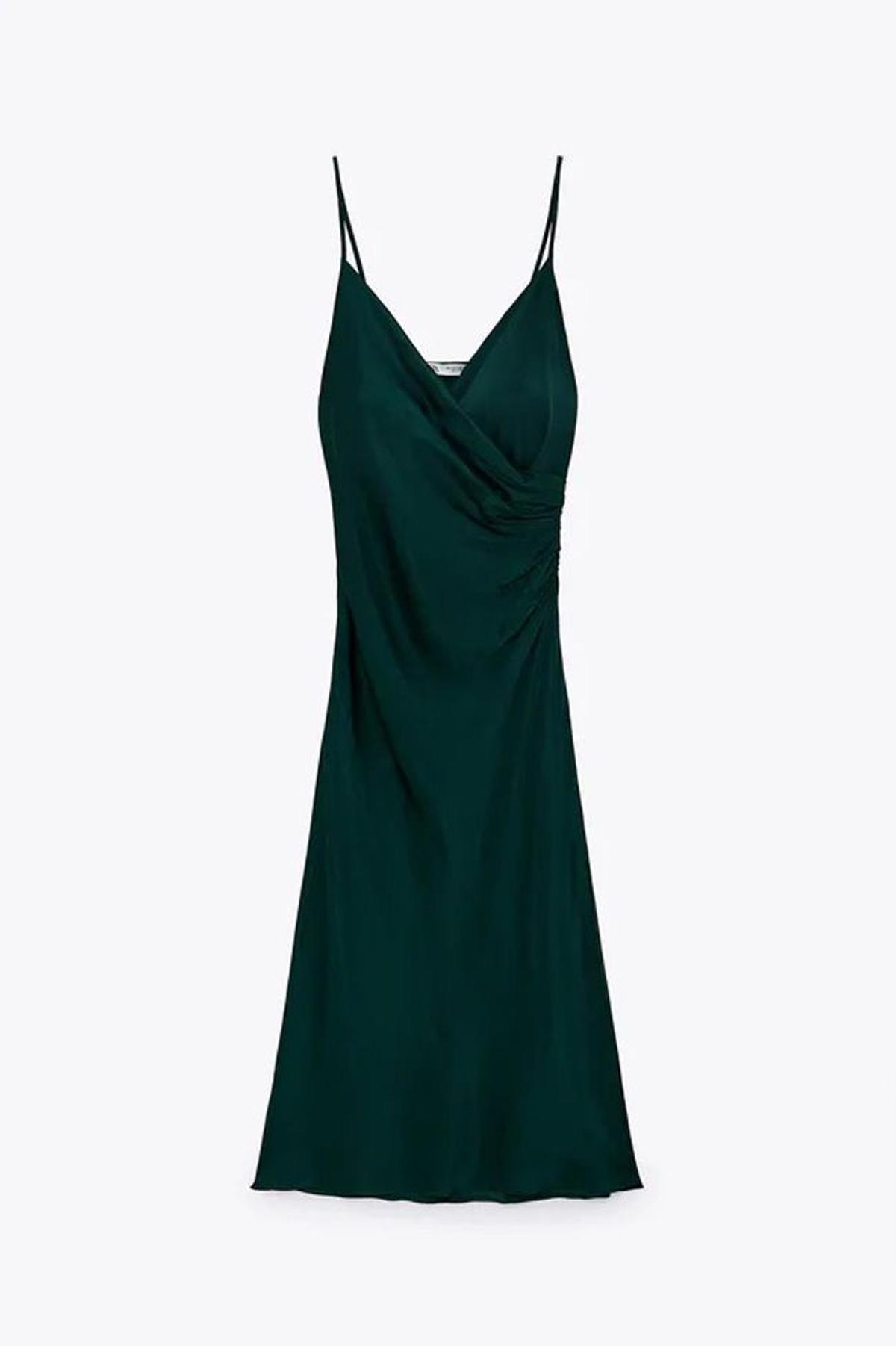 Vestido lencero drapeado verde, de Zara