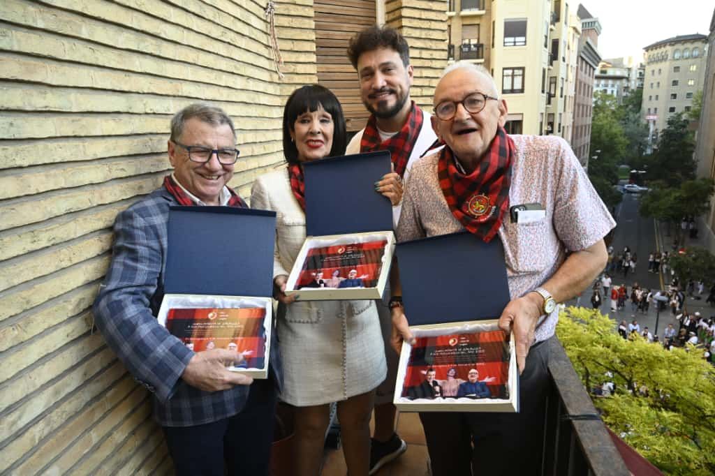 En imágenes | Primer día de las Fiestas del Pilar con las peñas y el pregón