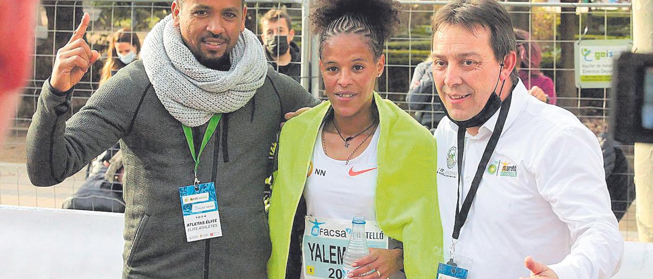 Juanma Medina, director de la prueba, posa con Yalemzerf Yehualaw y su representante tras lograr el récord del mundo del 10K.