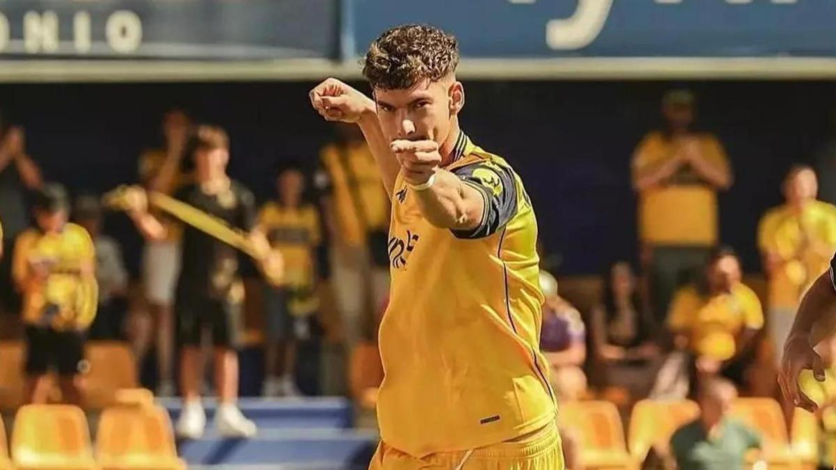 Mariano Carmona, fichaje del Eldense, celebra un gol con el Alcorcón