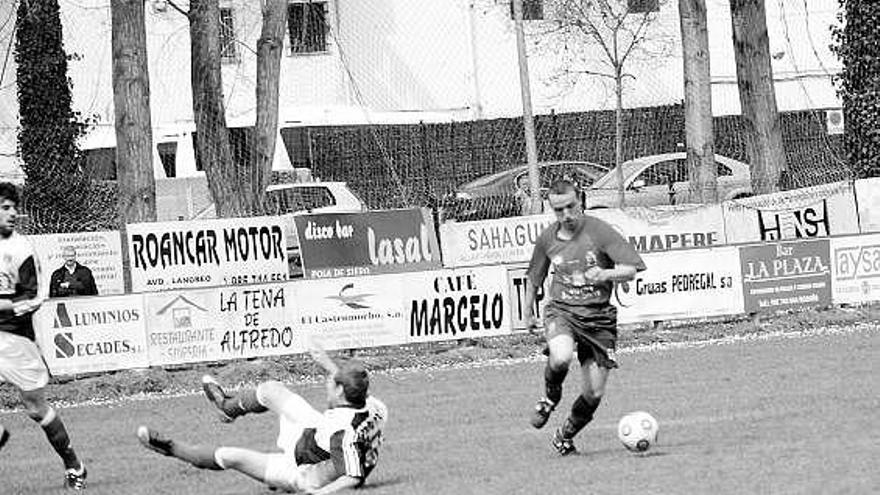 El condalista René, a la derecha, se zafa de un defensor del Tuilla en el contragolpe que originó el 2-1.