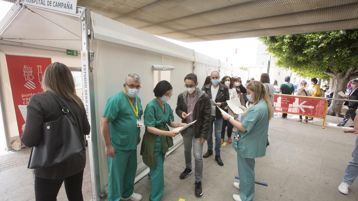 Vacunación de los últimos profesores de la provincia para recibir la primera dosis en el Hospital de Campaña de Alicante
