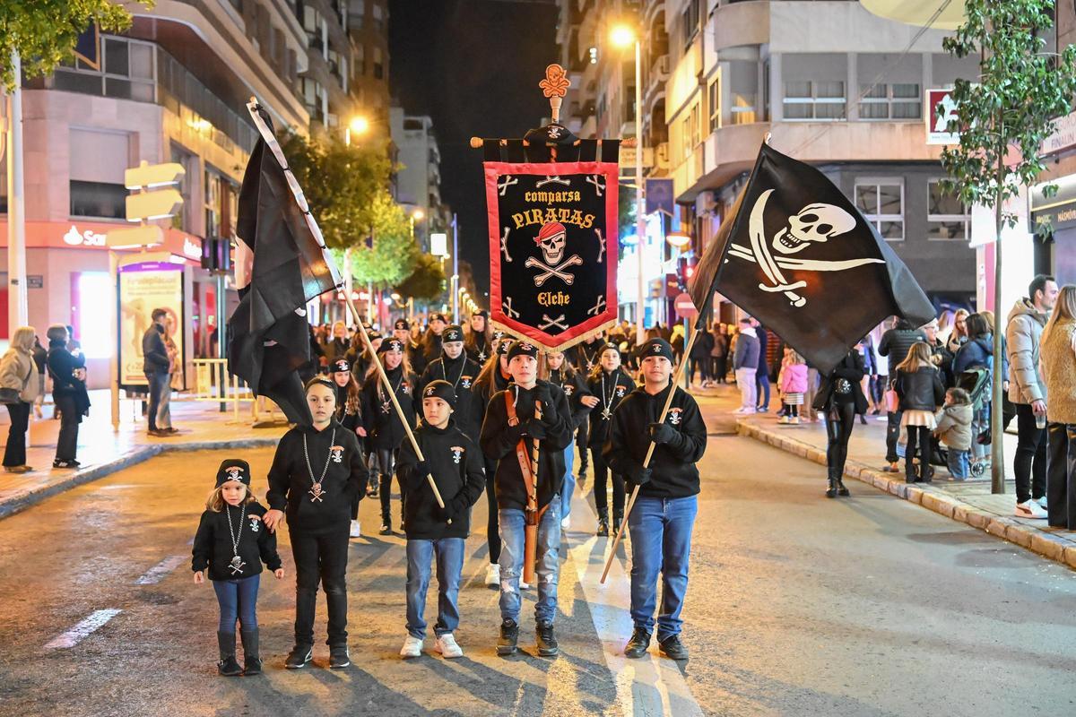 Los Moros y Cristianos desfilan por las calles de Elche en la Entraeta del Mig Any Los Moros y Cristianos desfilan por las calles de Elche en la Entraeta del Mig Any