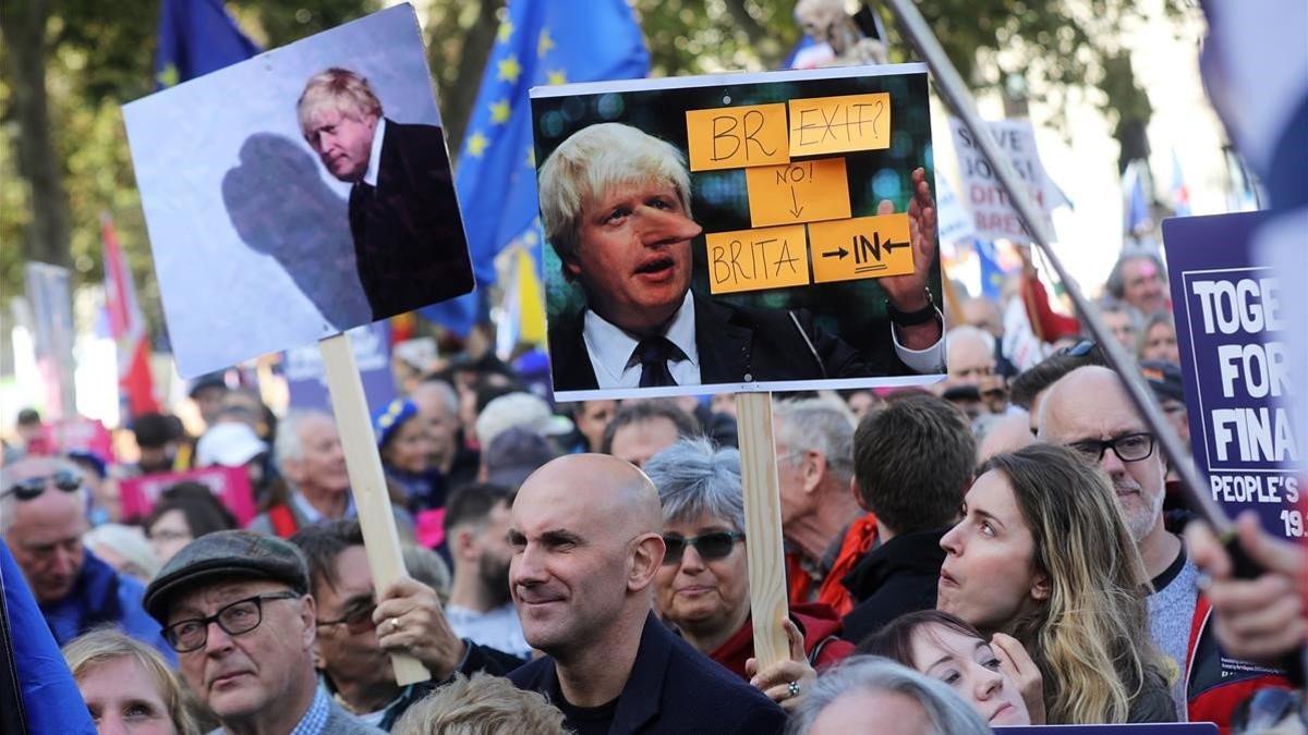 Manifestantes contrarios al 'brexit' marchan, este sábado, por las calles del centro de Londres.