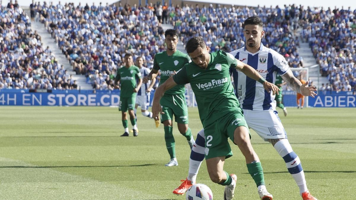 Salinas intenta proteger un balón ante Miguel de la Fuente