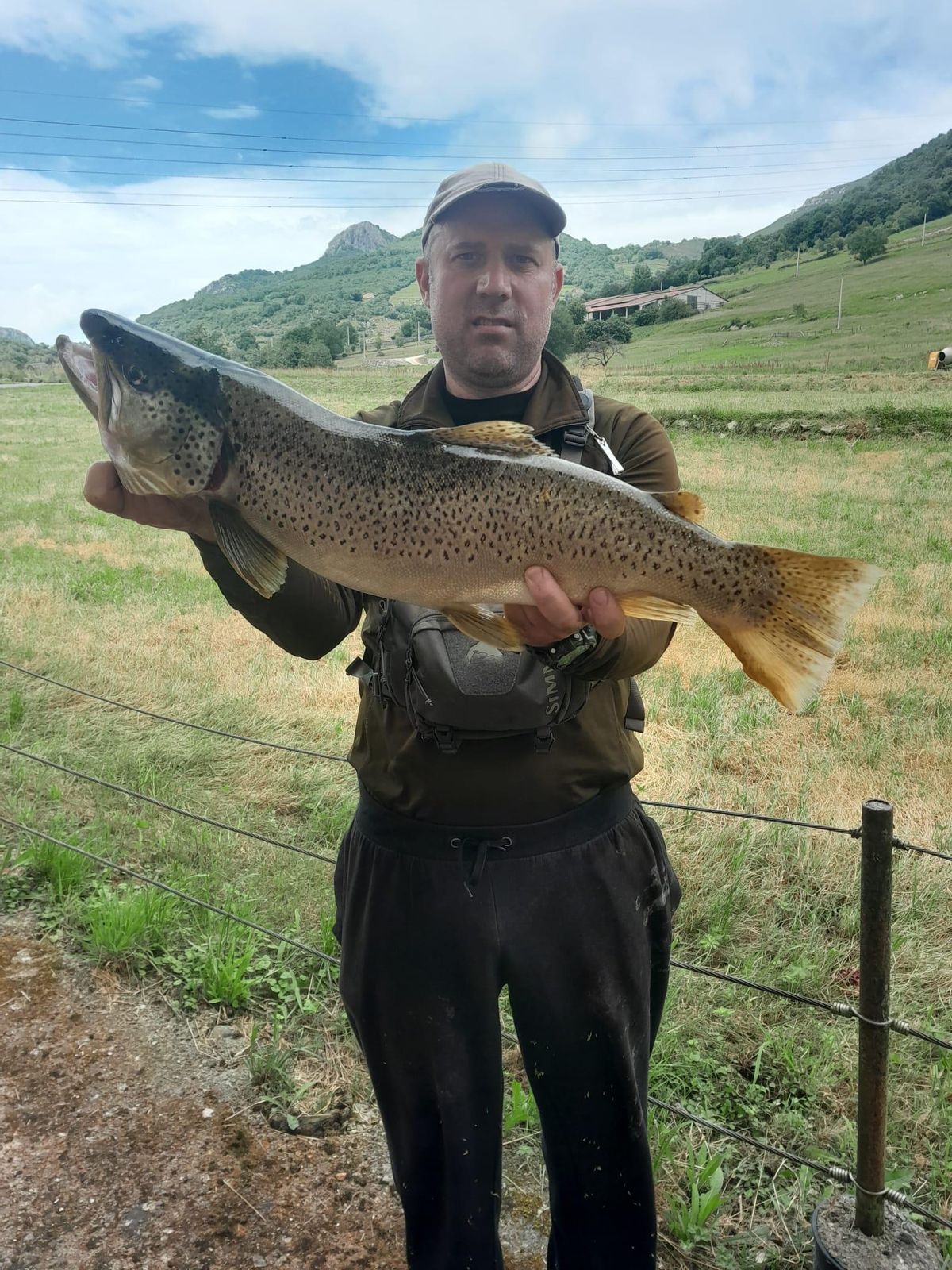 El pescador con la enorme trucha.