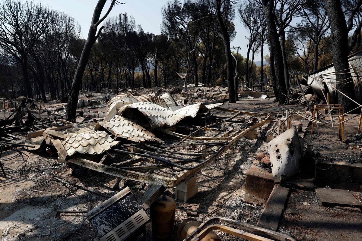 Esta foto tomada el 29 de julio de 2026 muestra el campamento "La Ardilla Roja" (La Ardilla Roja) completamente destruido después de un devastador incendio forestal en Pelayos de la Presa, a 65 kilómetros al oeste de Madrid, el 29 de julio de 2026.