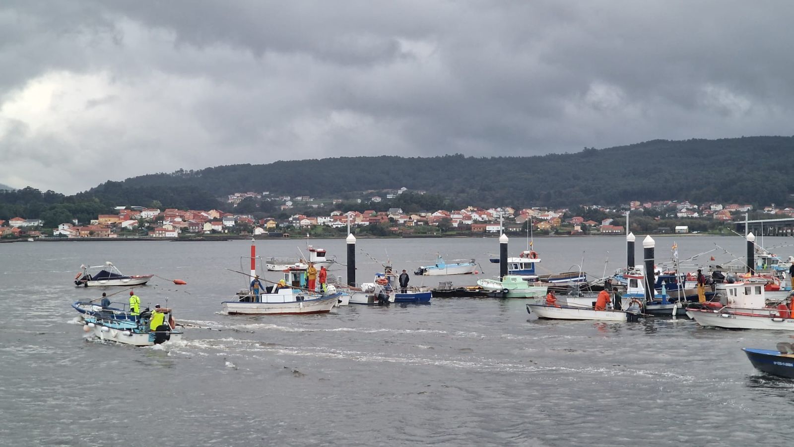 Así es el día a día en el puerto y la lonja de O Testal (Noia), donde cada vez se dan cita más mariscadores arousanos.