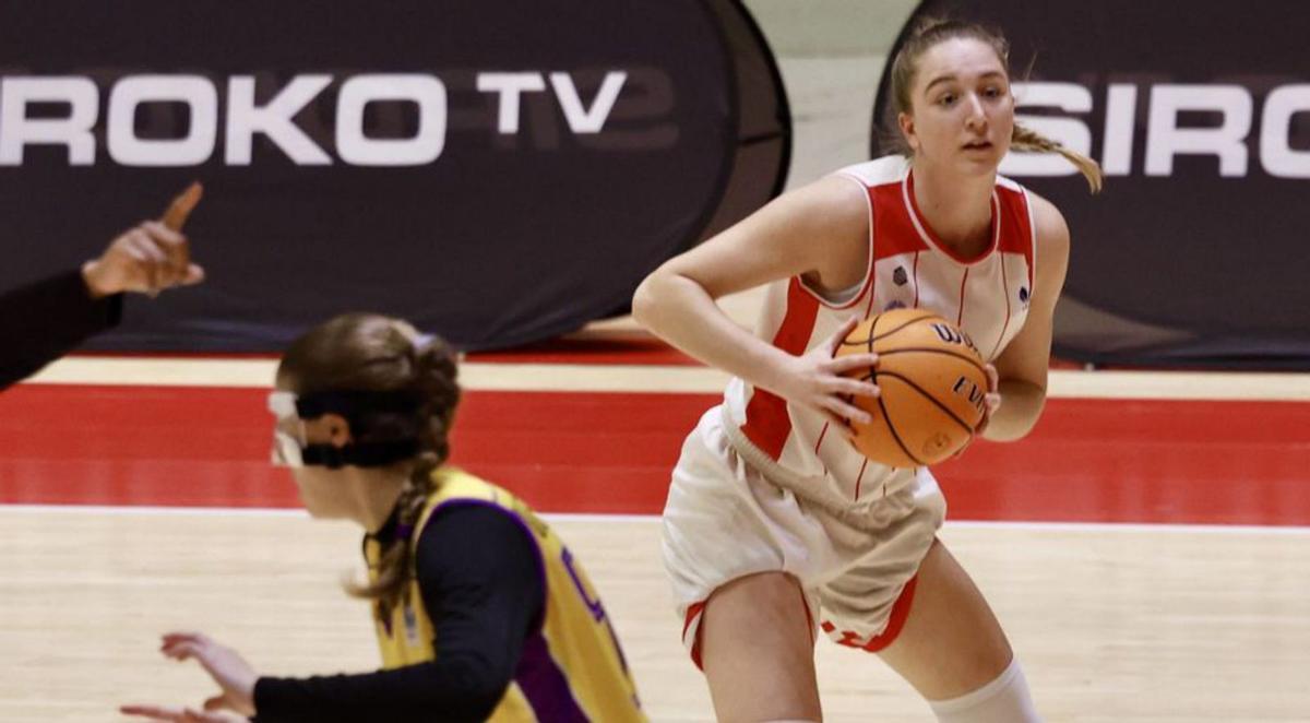 Anna Dénes, durante su debut con el Siroko. | MARCOS LEÓN