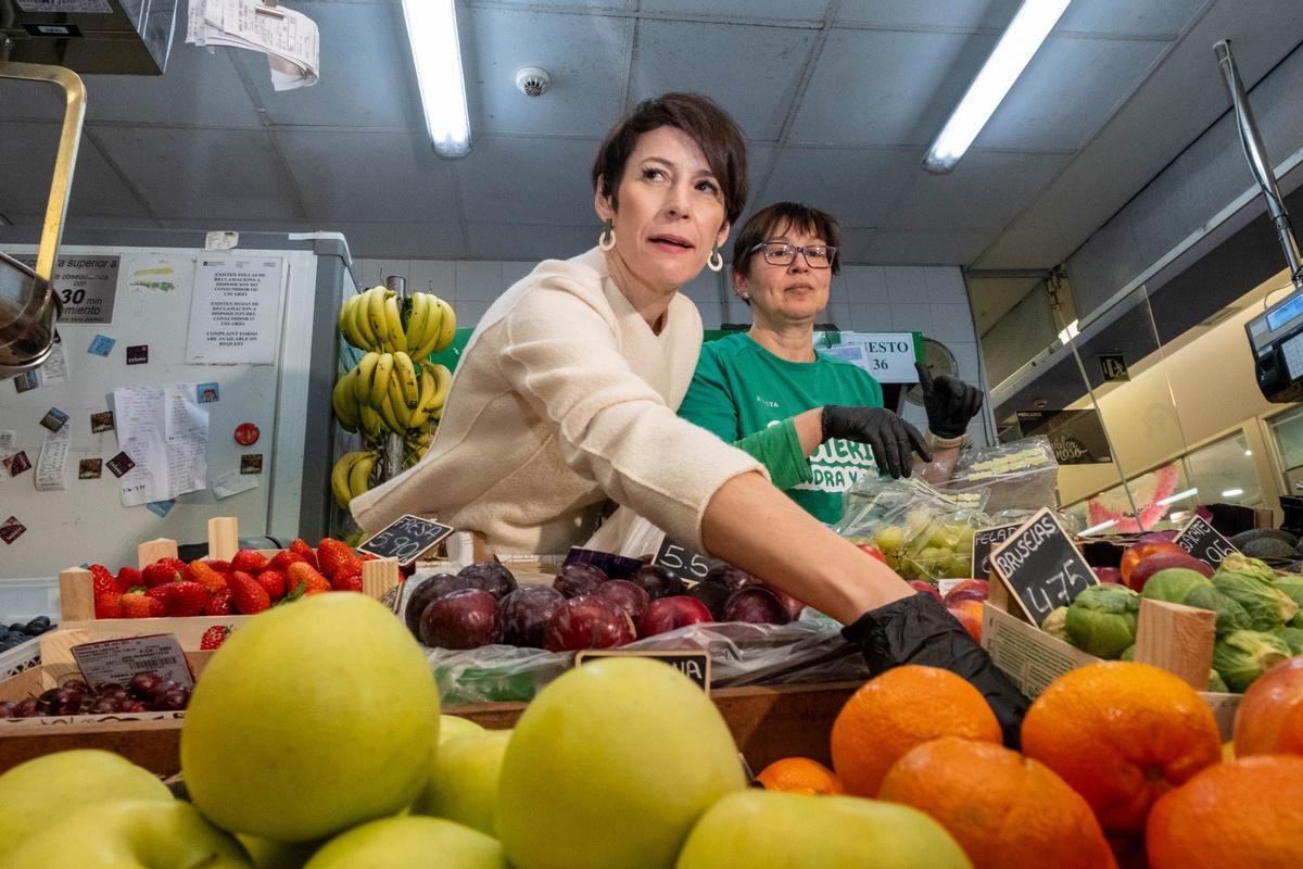 La candidata del BNG a la Presidencia de la Xunta, Ana Pontón, durante su visita al Mercado de Elviña, en Coruña