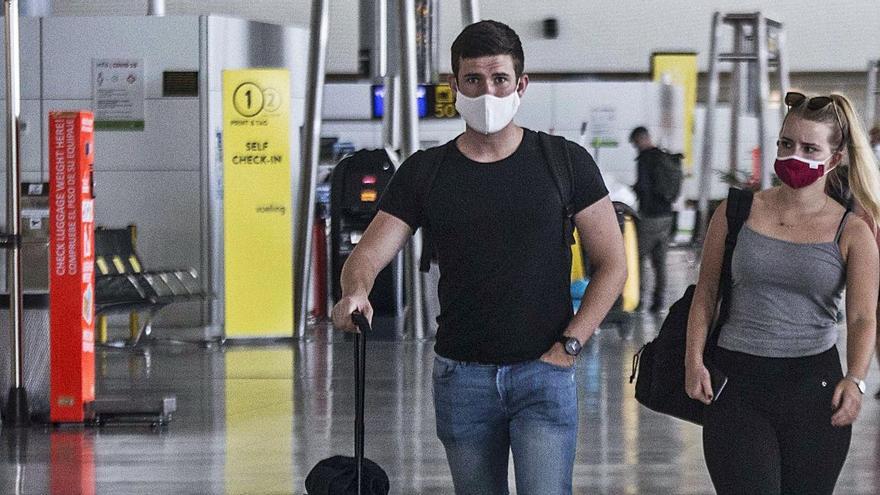 Pasajeros en el el aeropuerto Alicante-Elche, en imagen de archivo.