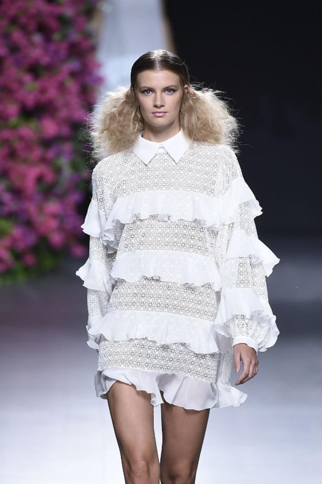 Juana Martín MBFWM primavera/verano 2017: volantes en blanco