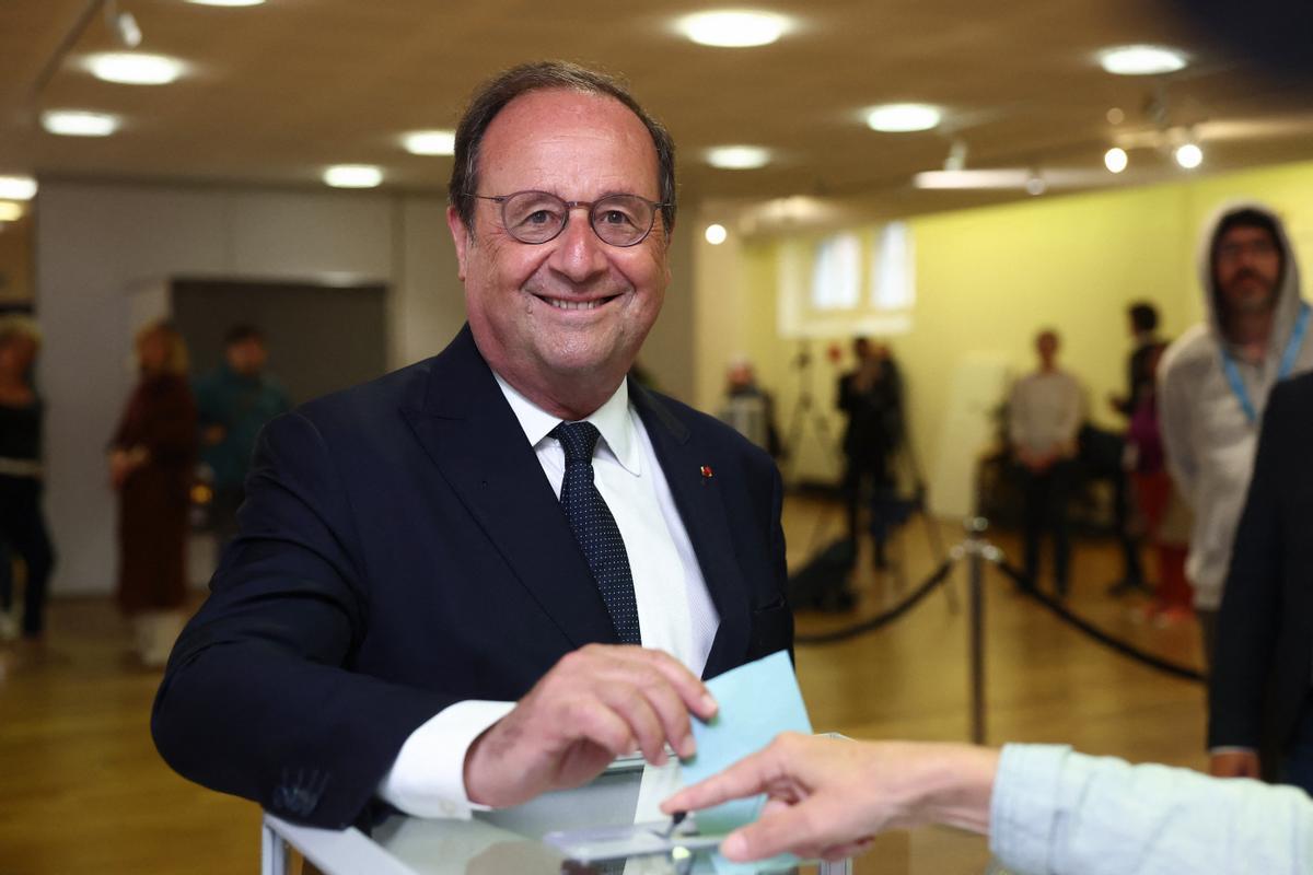 François Hollande, exprimer ministro de Francia, vota en la primera vuelta de las elecciones en Tulle.