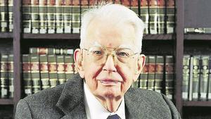 Donald H. Coase. Premio Nobel en Economía en el año 1991.