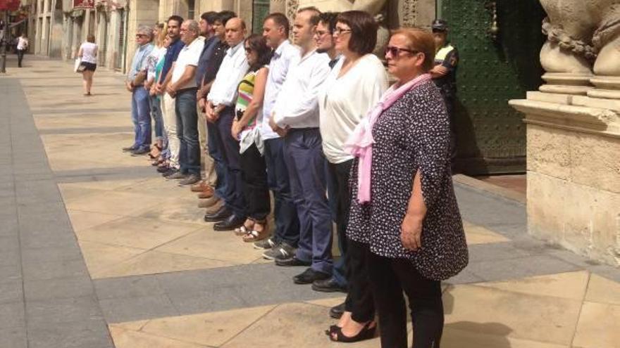 Concentración para condenar el crimen ayer en el Ayuntamiento de Alicante.