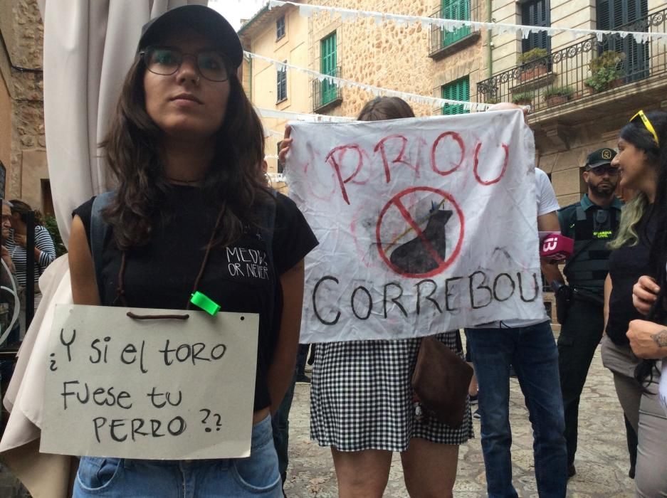 Protesta animalista contra el correbou de Fornalutx