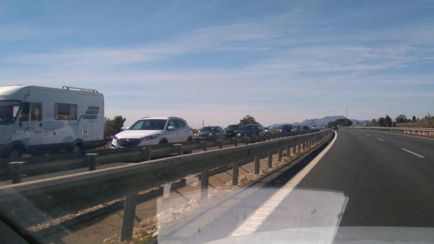 Un accidente de tráfico provoca retenciones en la A-70 a la altura de Elche