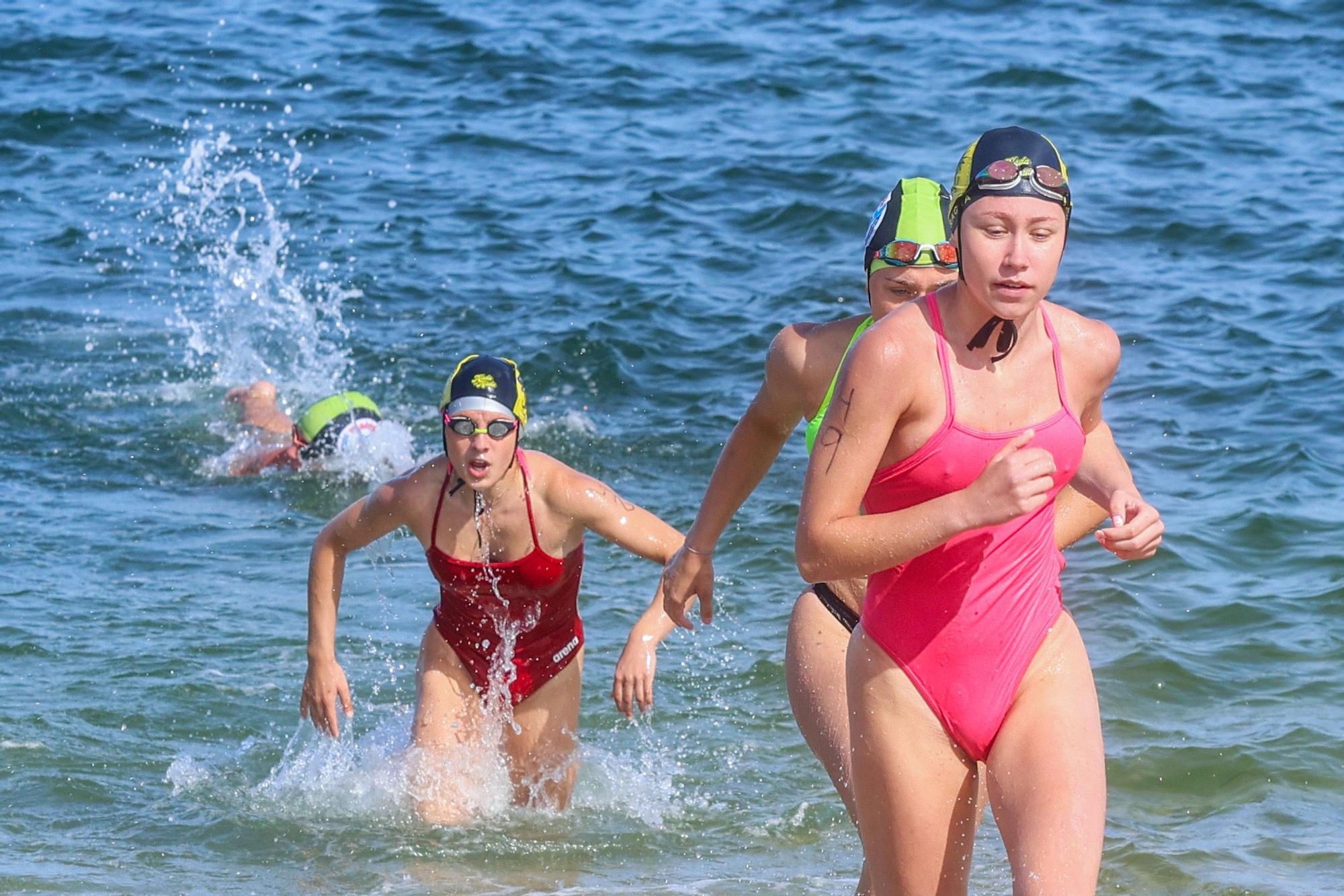 El salvamento llena de espectáculo deportivo la playa de A Concha