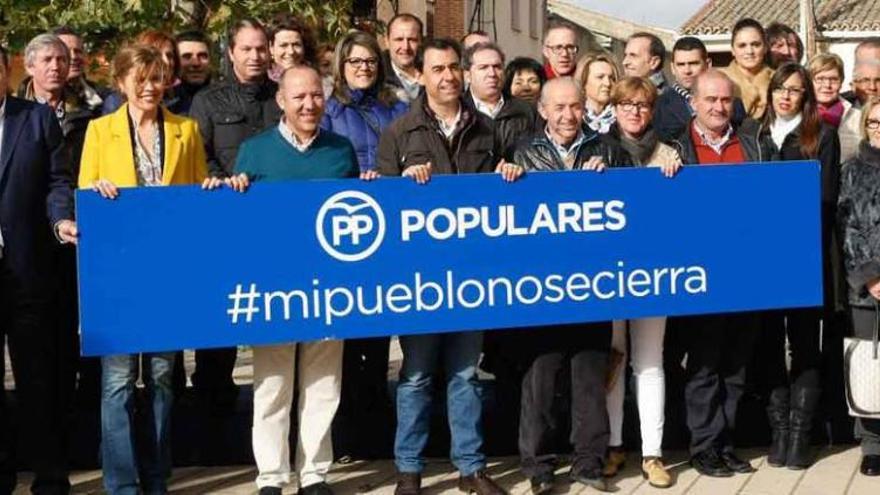 Cargos populares, con Fernando Martínez-Maíllo a la cabeza, presentan en Casaseca de las Chanas, el pueblo de donde es alcalde, la campaña &quot;Mi pueblo no se cierra&quot;.