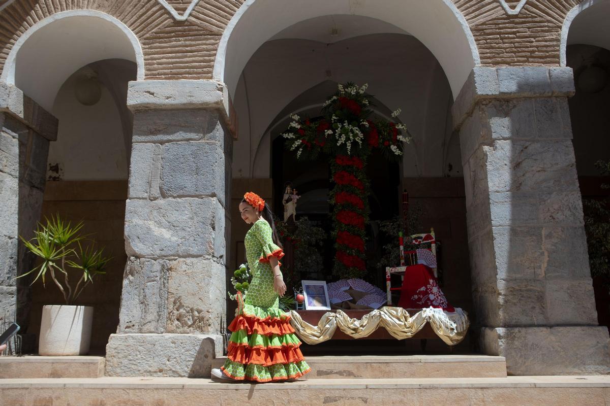Una joven pasa por delante de un altar, este sábado en Cartagena.