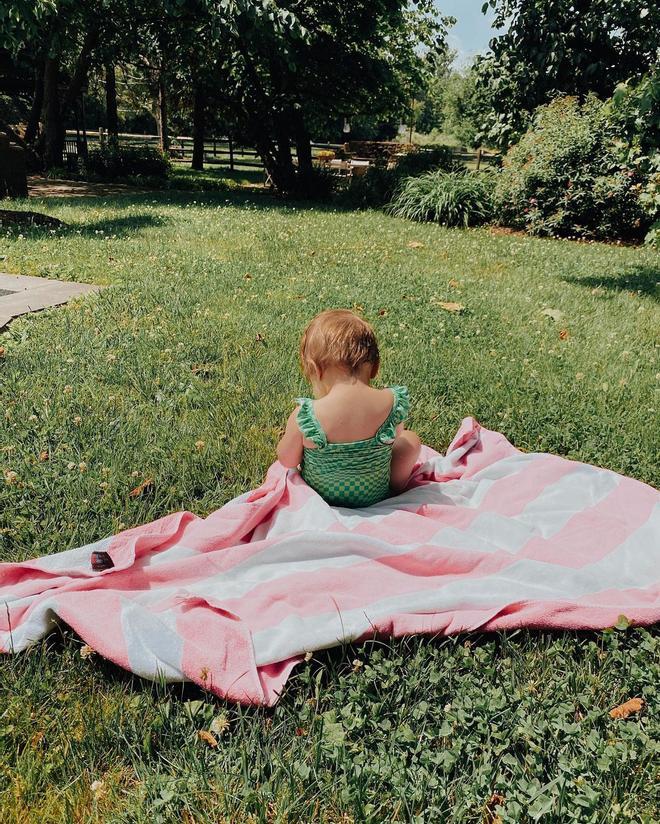 Khai, la hija de Gigi Hadid disfrutando de un día de piscina