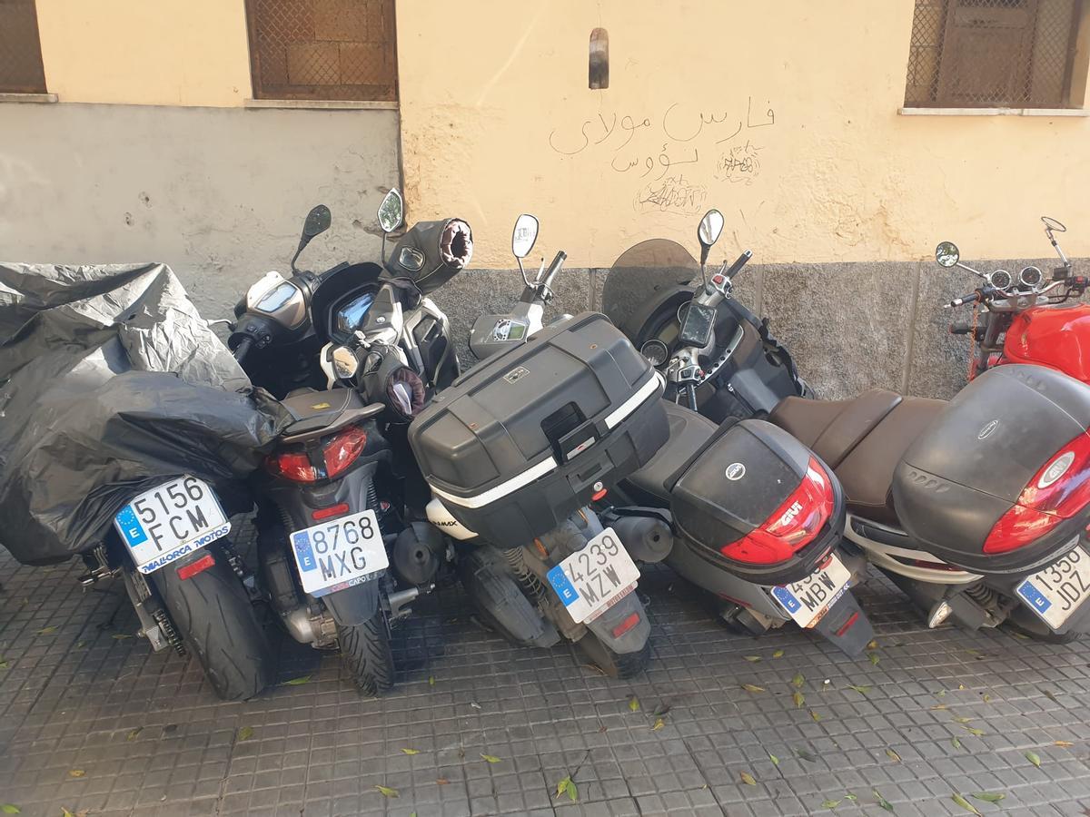 Un coche se estrella contra varias motos aparcadas en la calle Joan Miró de Palma.